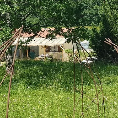Lovely 2-Bed Shepherds Hut In A Forest Sougeres-en-Puisaye Exterior photo