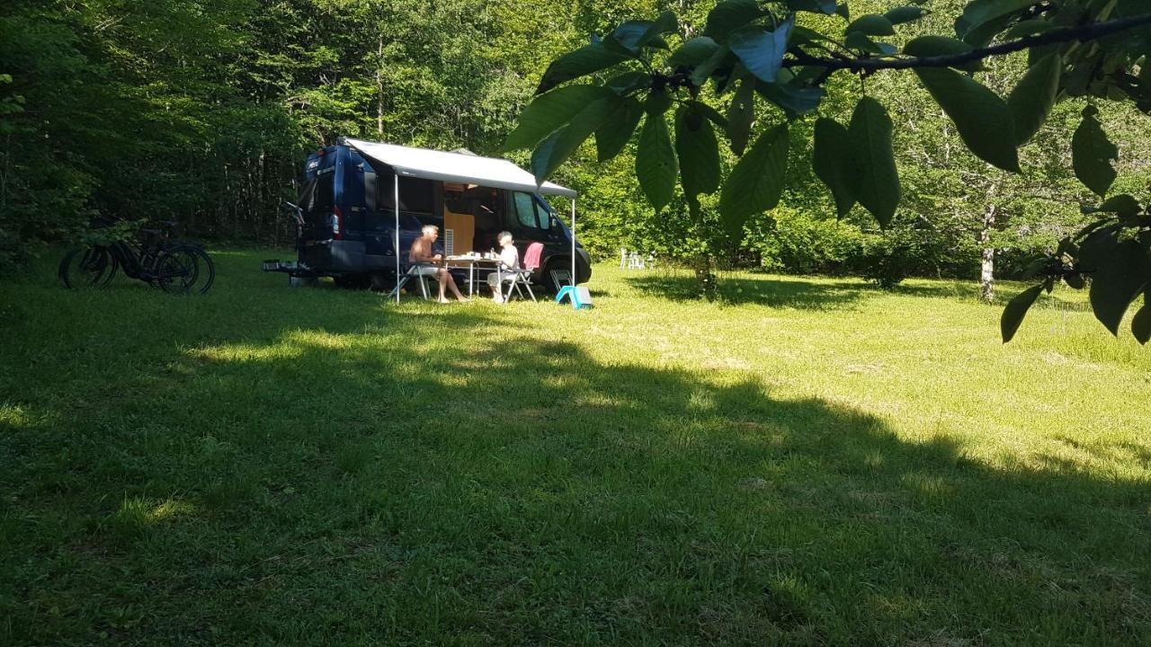 Lovely 2-Bed Shepherds Hut In A Forest Sougeres-en-Puisaye Exterior photo