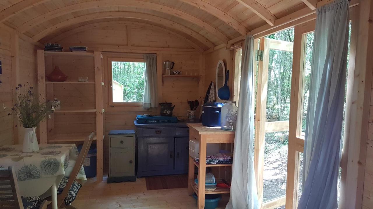 Lovely 2-Bed Shepherds Hut In A Forest Sougeres-en-Puisaye Exterior photo