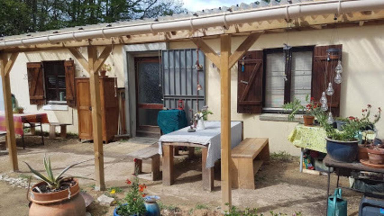Lovely 2-Bed Shepherds Hut In A Forest Sougeres-en-Puisaye Exterior photo