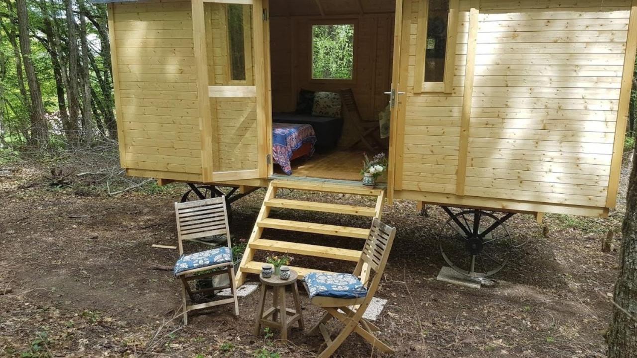 Lovely 2-Bed Shepherds Hut In A Forest Sougeres-en-Puisaye Exterior photo