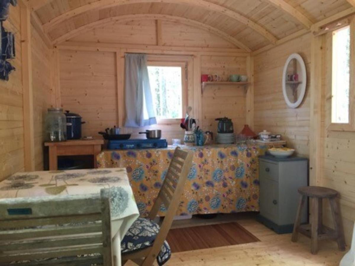 Lovely 2-Bed Shepherds Hut In A Forest Sougeres-en-Puisaye Exterior photo