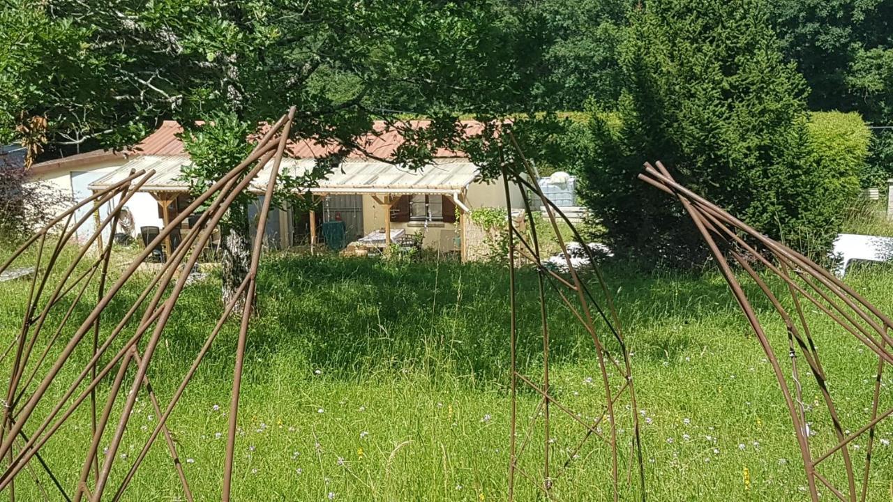 Lovely 2-Bed Shepherds Hut In A Forest Sougeres-en-Puisaye Exterior photo