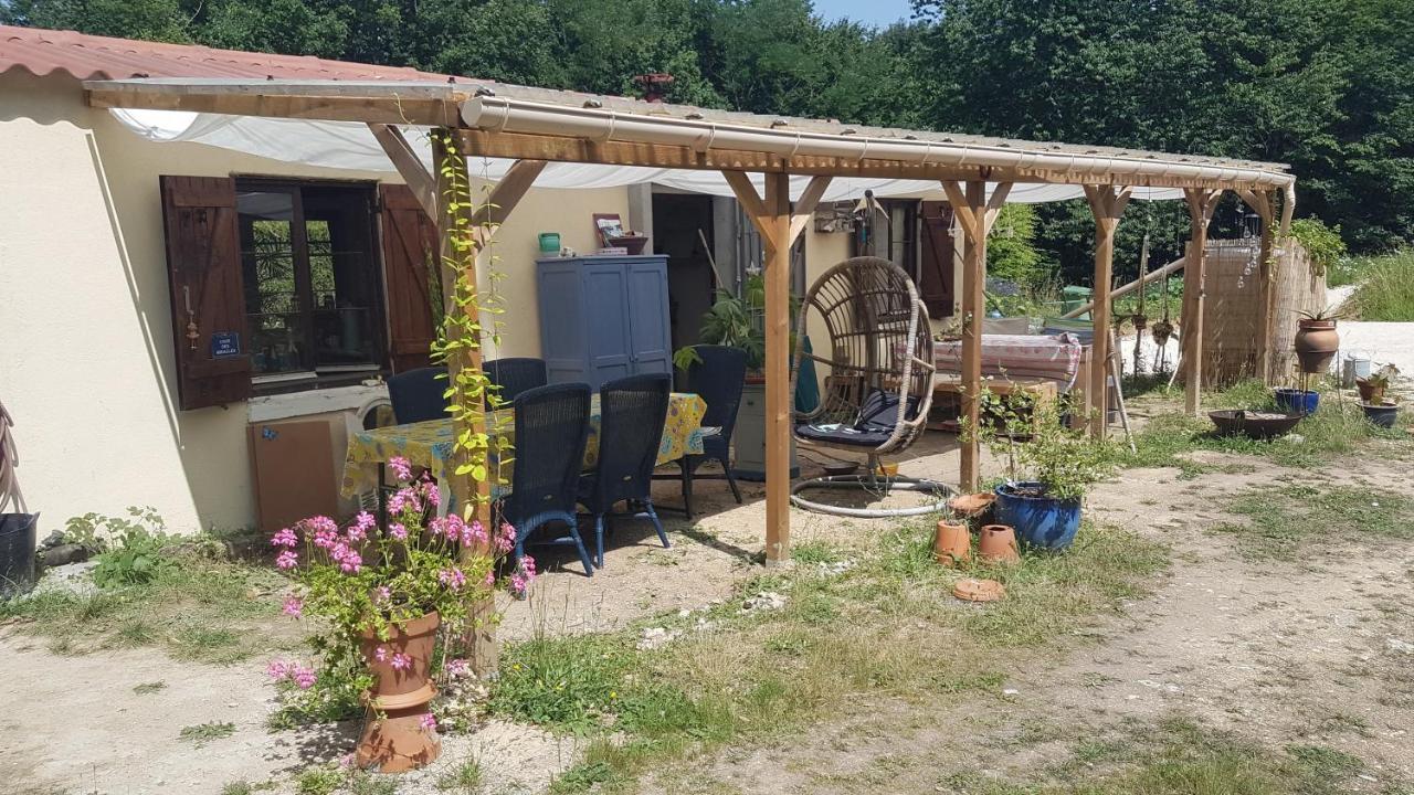 Lovely 2-Bed Shepherds Hut In A Forest Sougeres-en-Puisaye Exterior photo